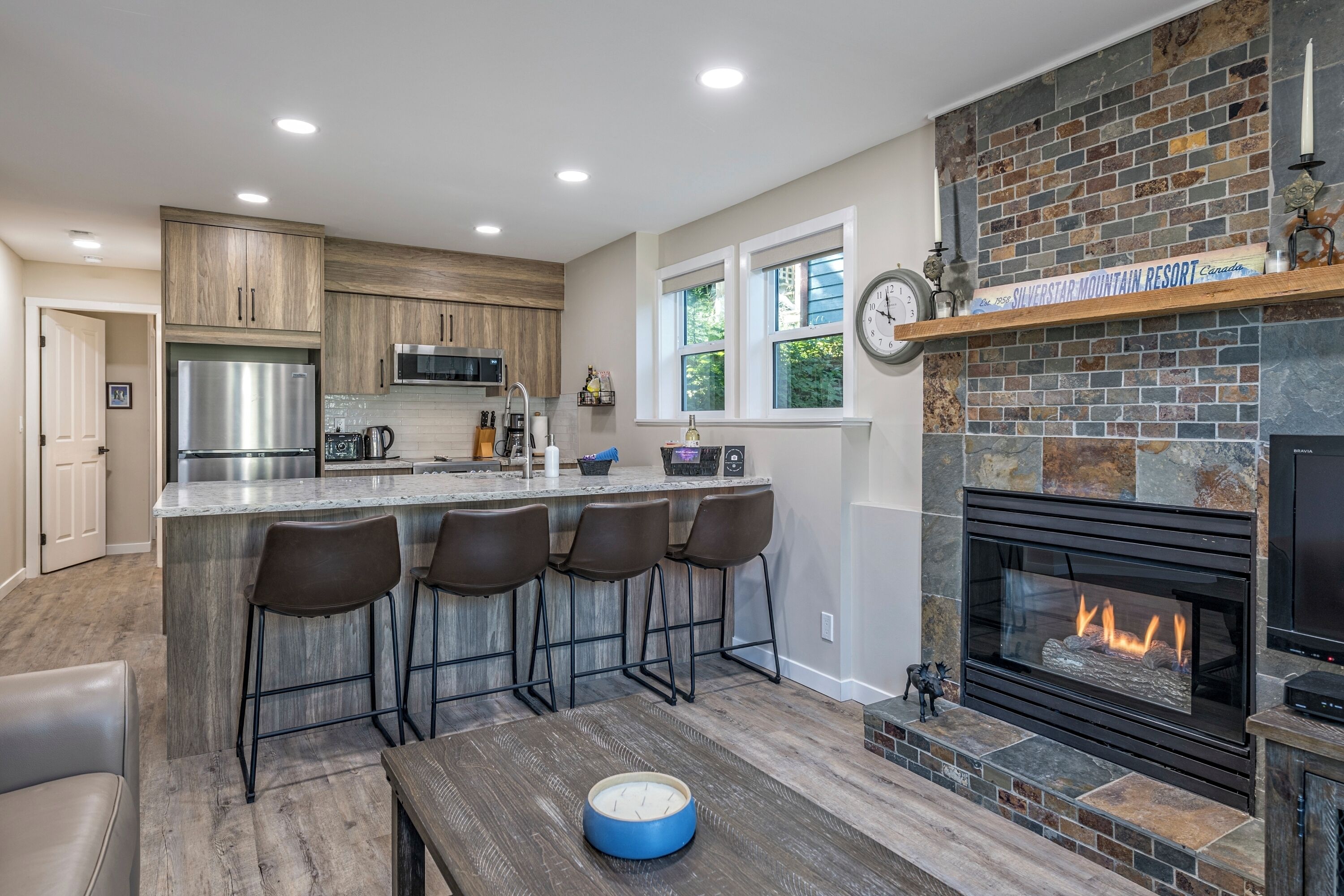 Affordable Fully Equipped Ground Floor Suite in the Desirable Lower Knoll Area