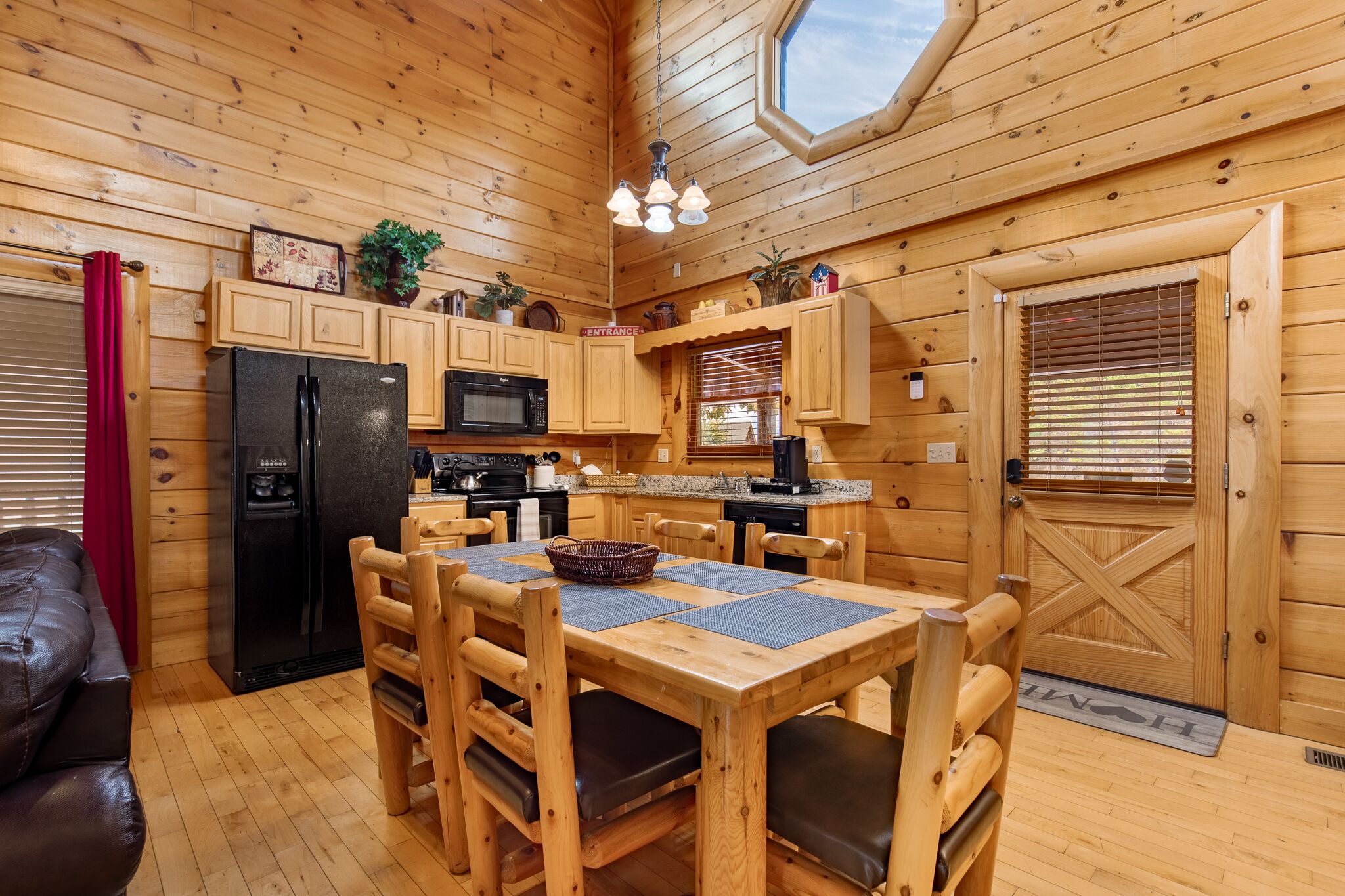 Owner manages, Mtn views, Pools, Hot Tub, Game Room, Mini Golf, Wifi, Easy Roads