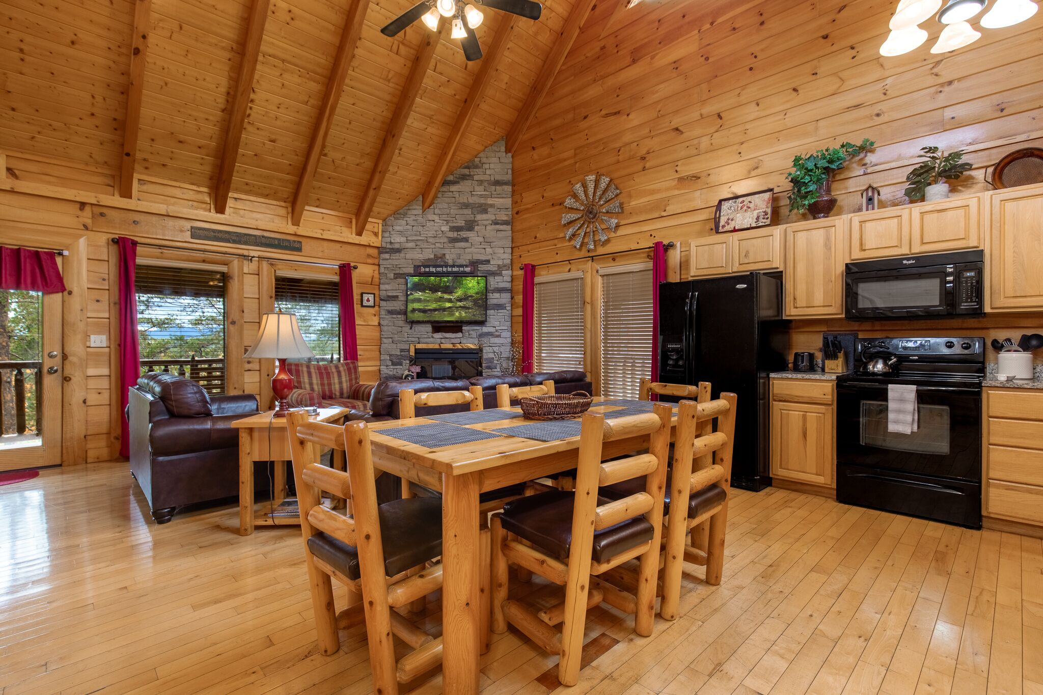 Owner manages, Mtn views, Pools, Hot Tub, Game Room, Mini Golf, Wifi, Easy Roads