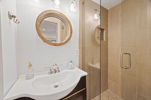 Shower, hair dryer, towels, soap - Actually, on the Beach condo. Private Beach so Zen (Destin)