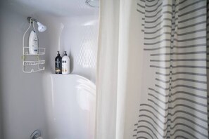 Bathtub, hair dryer, towels - Waterfront River Views | Glass Sunroom | Peaceful (Whitwell)