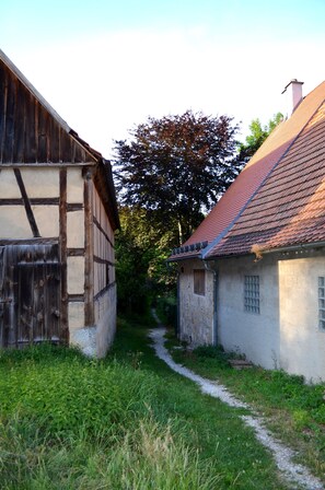 A narrow path between two traditional buildings with exposed wooden beams and a tiled roof. - Feriensuite "burgblick" im "ferienhaus Burgcafe" (Betzenstein)