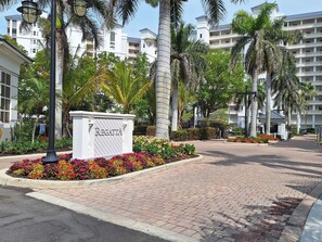 Property grounds - Regatta Resort, Vanderbilt Beach, Naples, 6 minute walk to beach (Naples)