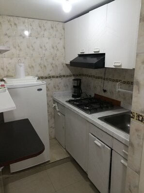 Kühlschrank, Wasserkocher mit Kaffee-/Teezubehör, Toaster