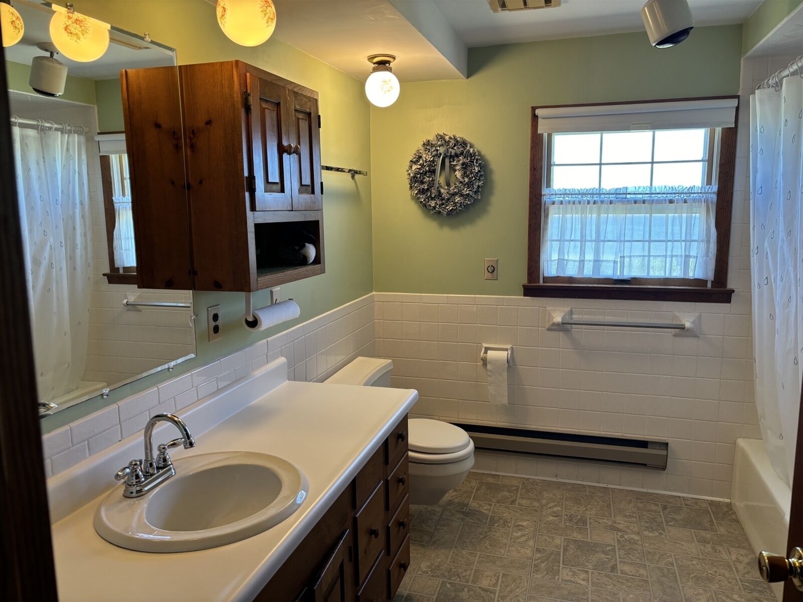 Upstairs full bath