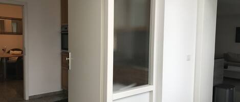 Un appartement moderne comprenant une cuisine, un coin repas et un espace de vie.