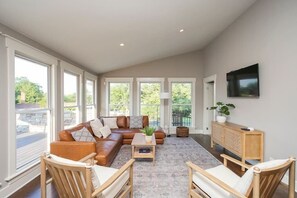 Smart TV, foosball - Lakefront Home! Game Tables and Boat Dock (Hendersonville)