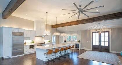 Lakefront Home! Game Tables and Boat Dock