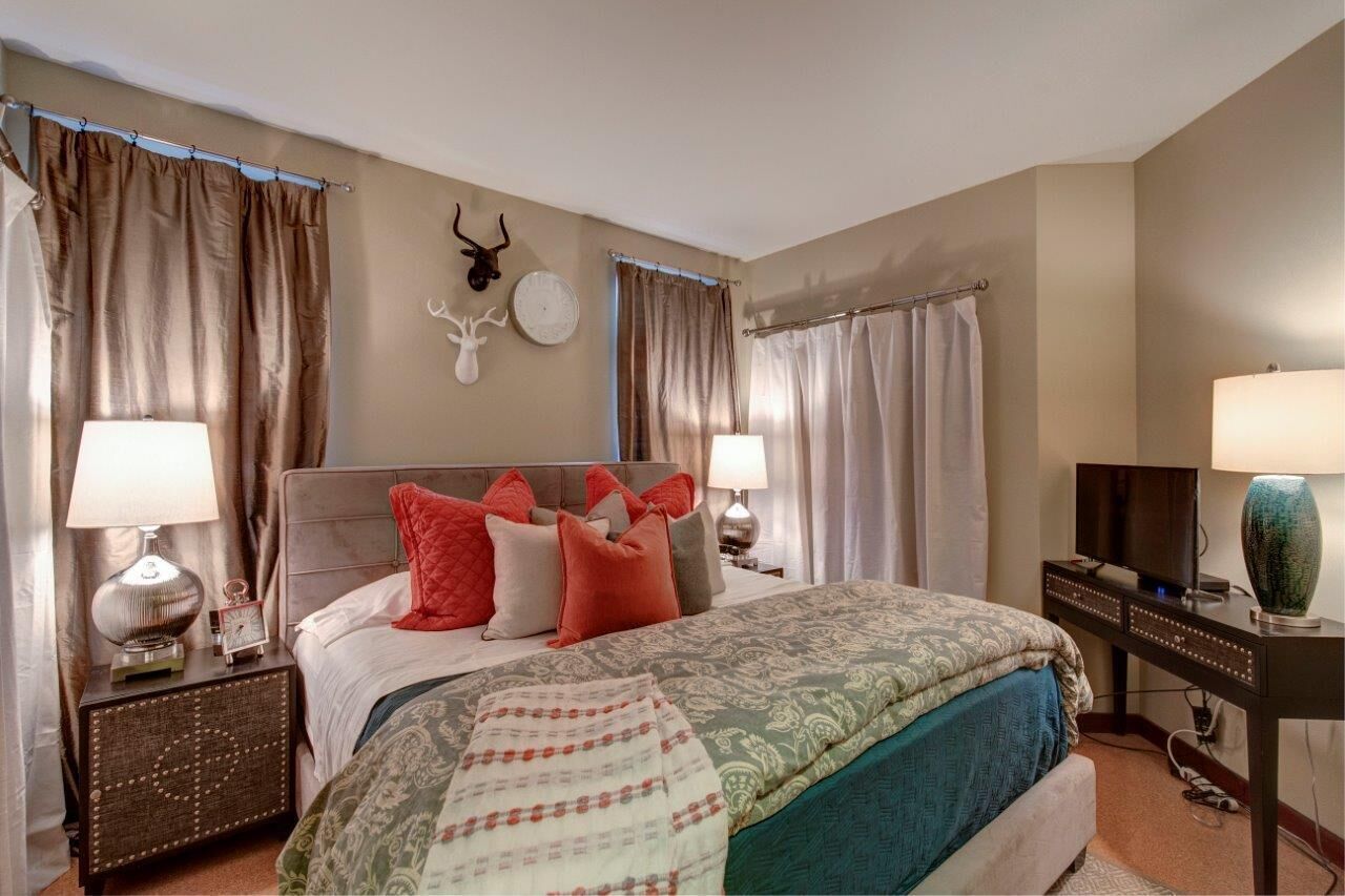 Fabulous 2 Bedroom Suite in the City! King Beds/Secured Parking & Indoor Pool!