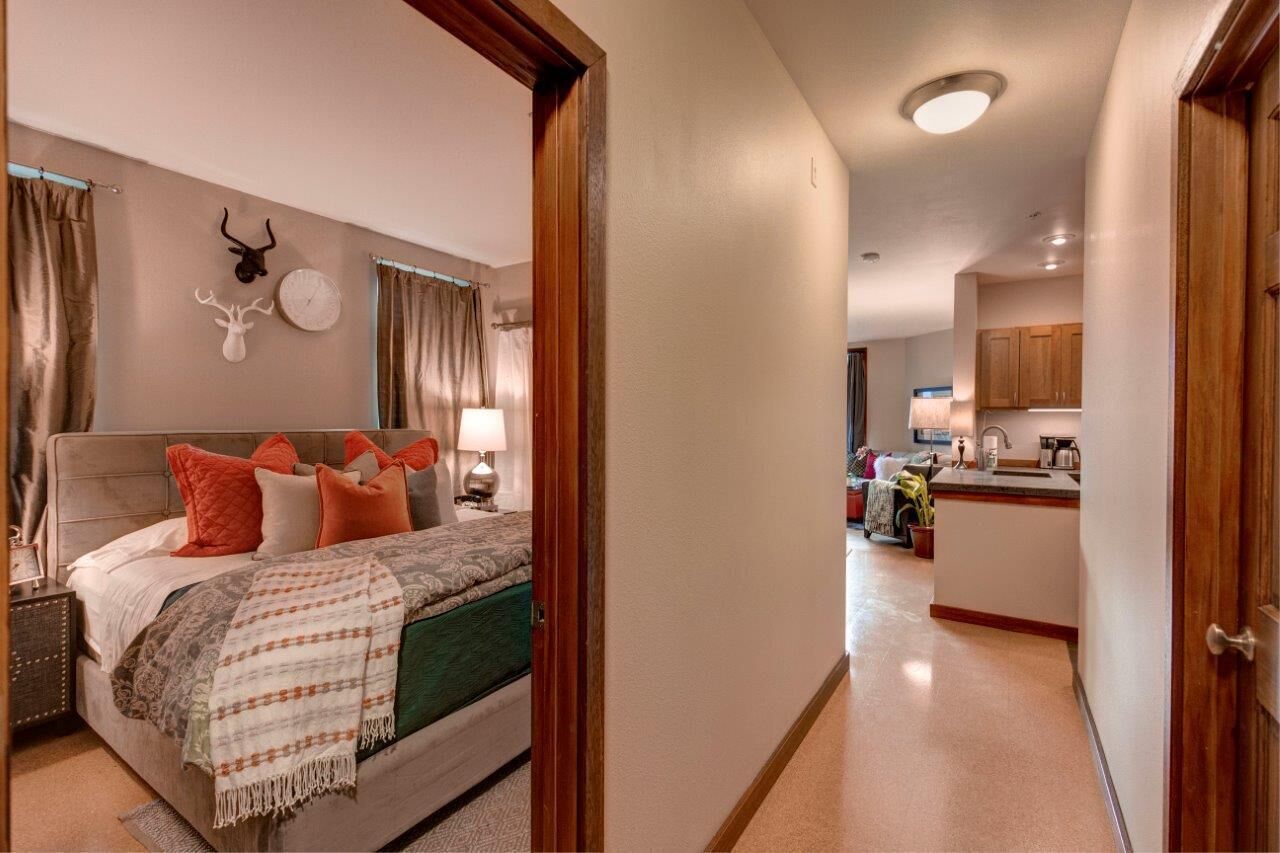 Fabulous 2 Bedroom Suite in the City! King Beds/Secured Parking & Indoor Pool!