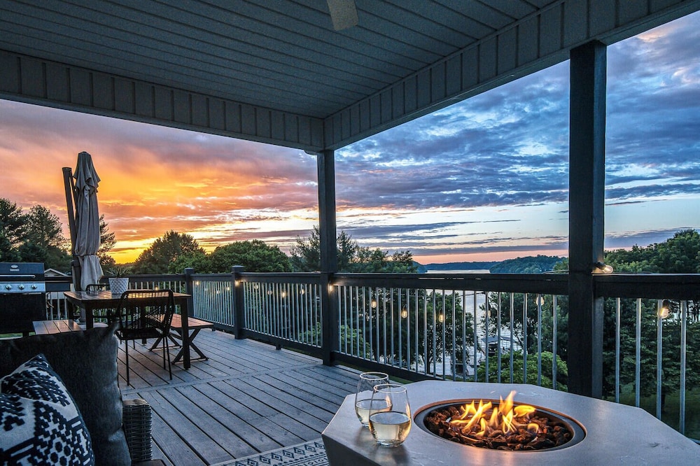 ⭐Tims Ford Bliss⭐ glorious Lakefront views, private Dock, Beach, Firepit, Fun!!