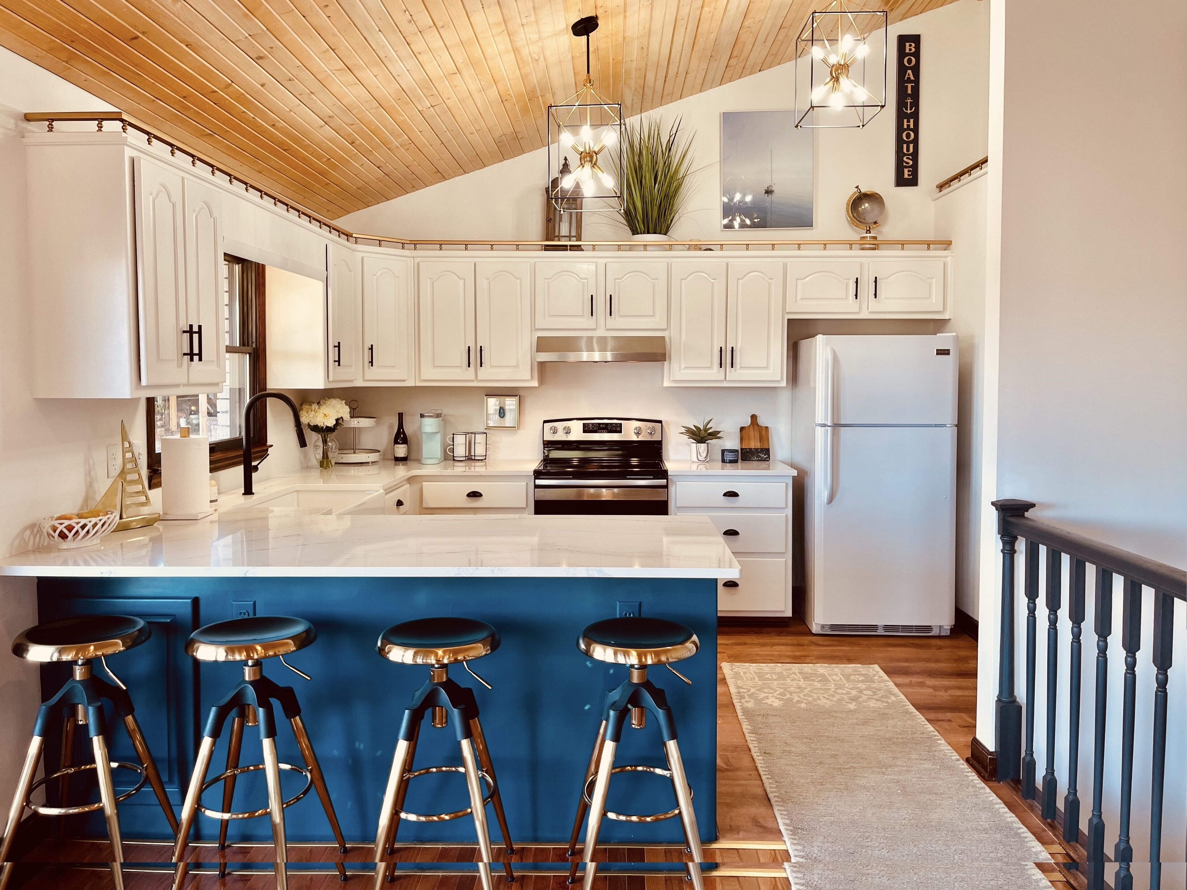 ⭐Tims Ford Bliss⭐ glorious Lakefront views, private Dock, Beach, Firepit, Fun!!