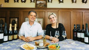 A dining table with wine bottles, glasses, and food. - Kristallzimmer - Urlaub auf dem Historischen Weingut (Maring-Noviand)