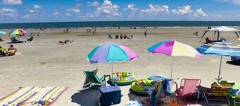 3 min to beach, pets, outdoor shower, 1st floor master, lagoon view, near pool
