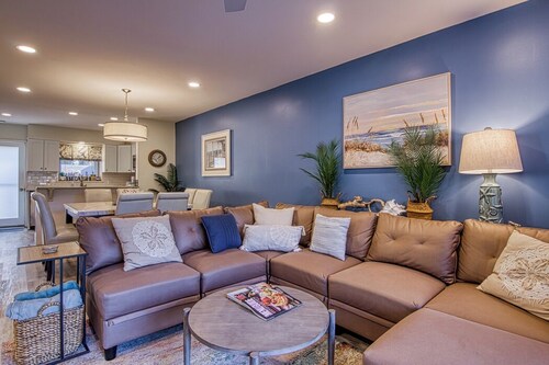 3 min to beach, pets, outdoor shower, 1st floor master, lagoon view, near pool
