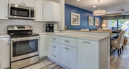 Pet-friendly, on lagoon, 1st flr bedroom, close to beach/oceanside restaurant