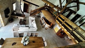 Téléviseur, foyer, table de ping-pong, livres