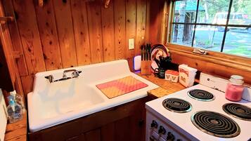 Fridge, oven, stovetop, coffee/tea maker