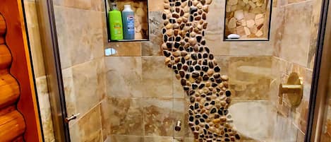 Douche, serviettes fournies, savon, papier toilette