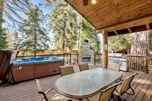 Outdoor dining - Moose Manor Estate at Big Bear- Hot Tub- Games (Big Bear Lake)