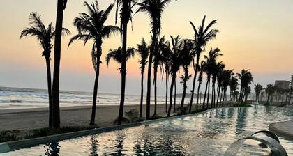 REMODELED Luxurious First-Floor Apartment in Isla Residences