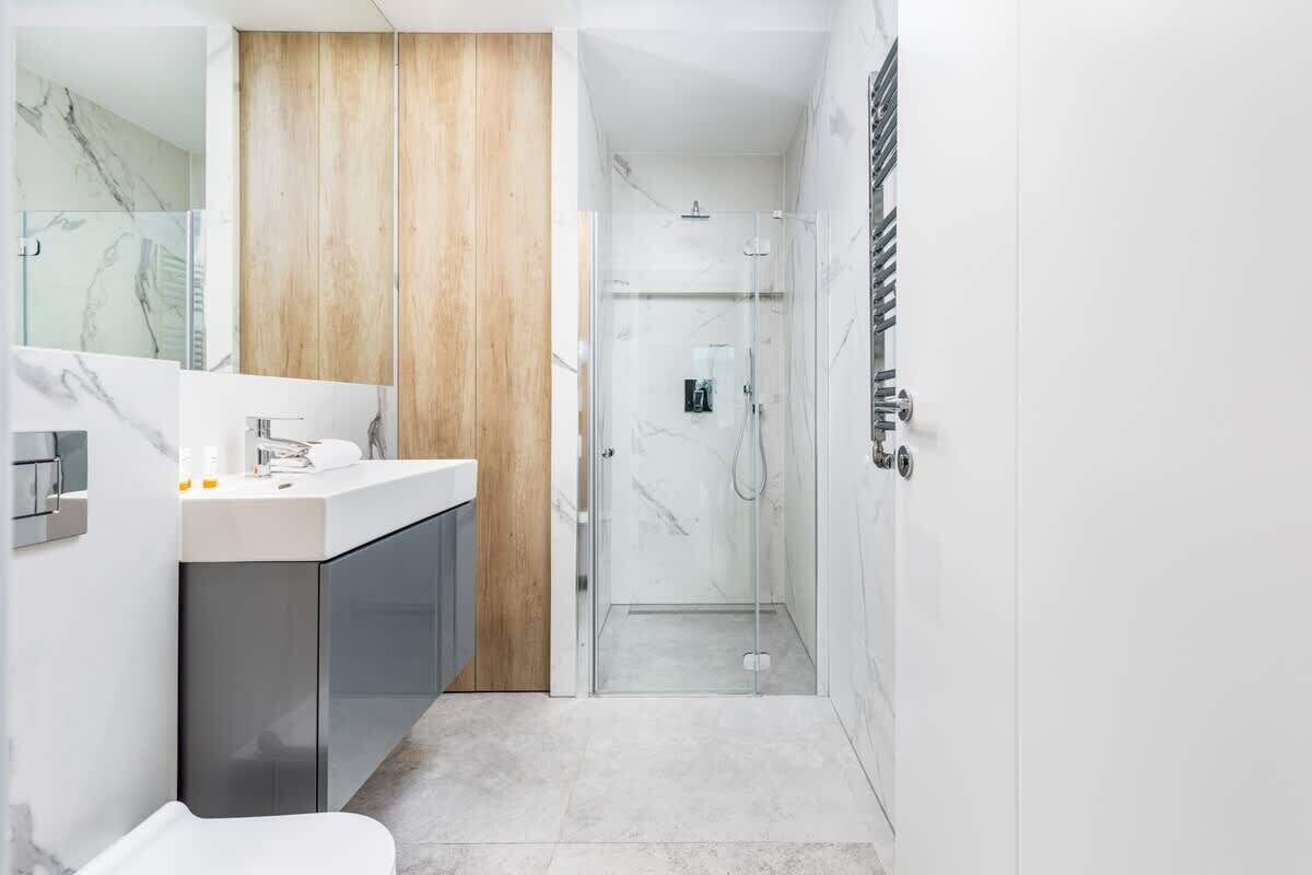 Een douche, een haardroger, handdoeken, shampoo