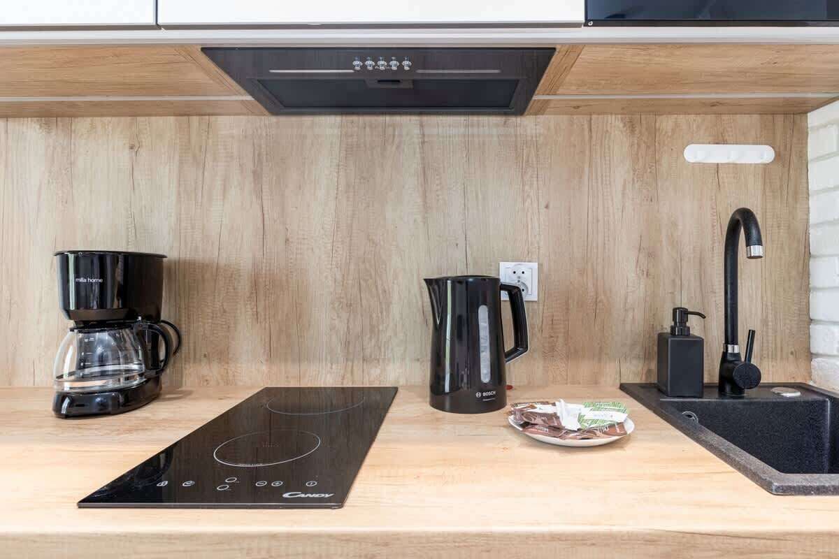 Wasserkocher mit Kaffee-/Teezubehör, Kühlschrank, Mikrowelle, Herdplatte