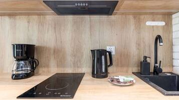 Wasserkocher mit Kaffee-/Teezubehör, Kühlschrank, Mikrowelle, Herdplatte