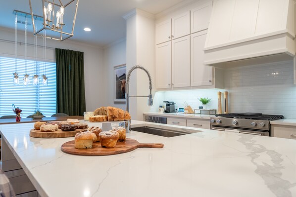 Fridge, microwave, oven, stovetop - Nicest Rental in Vibrant Bishop Arts! Beautifully decorated with luxury bedding. (Dallas)