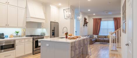 冷蔵庫、電子レンジ、オーブン、コンロ