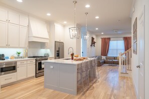 Fridge, microwave, oven, stovetop - Nicest Rental in Vibrant Bishop Arts! Beautifully decorated with luxury bedding. (Dallas)