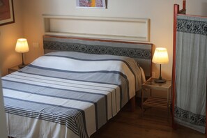 1 chambre, fer et planche à repasser, Wi-Fi gratuit, draps fournis