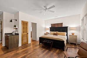 Standard Deluxe | In-room safe, blackout drapes, free WiFi, bed sheets