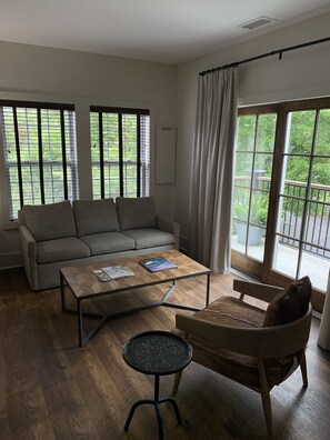 Deluxe Suite W/ Balcony | In-room safe, blackout drapes, free WiFi, bed sheets - The Blowing Rock Manor (Blowing Rock)