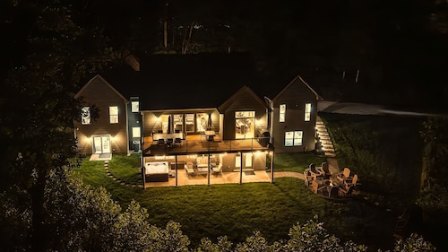 Innsbrook Luxe Escape - Spacious Retreat, Hot Tub