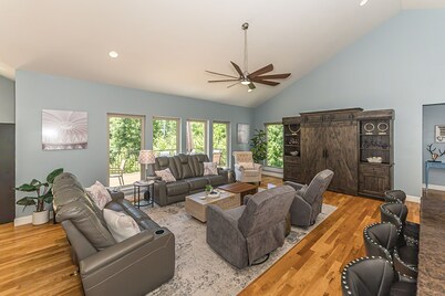 Innsbrook Luxe Escape - Spacious Retreat, Hot Tub