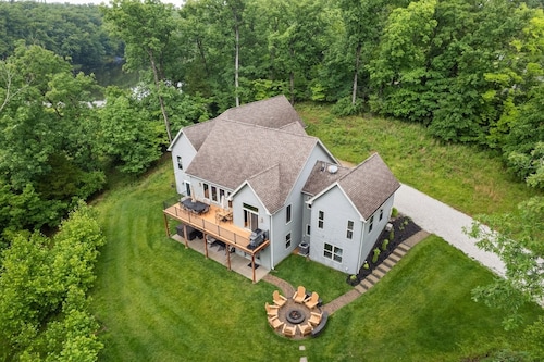 Innsbrook Luxe Escape - Spacious Retreat, Hot Tub