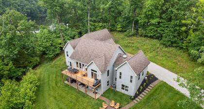 Innsbrook Luxe Escape - Spacious Retreat, Hot Tub
