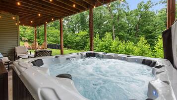 Bañera de hidromasaje al aire libre