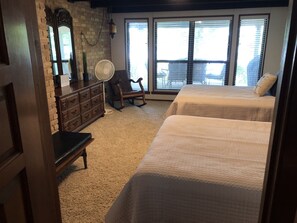 2 bedrooms, iron/ironing board, travel cot, WiFi - Lake Brownwood Waterfront Home (Brownwood)