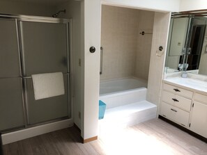 Suihku, poreamme, hiustenkuivaaja, pyyhkeet