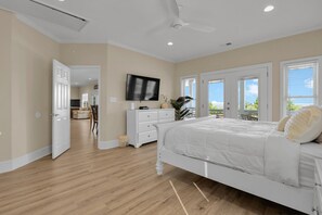 4 bedrooms, desk, iron/ironing board, free WiFi