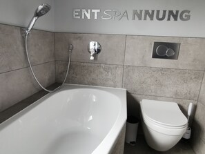Bathtub, hair dryer, towels, soap - Moderne Ferienwohnung in Ruhiger Elbnaher Lage mit Guter Verkehrsanbindung (Dresden)