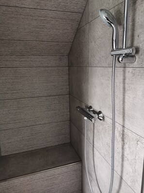 Bathtub, hair dryer, towels, soap - Moderne Ferienwohnung in Ruhiger Elbnaher Lage mit Guter Verkehrsanbindung (Dresden)