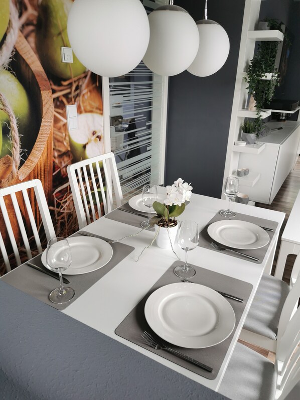 Dining - Moderne Ferienwohnung in Ruhiger Elbnaher Lage mit Guter Verkehrsanbindung (Dresden)