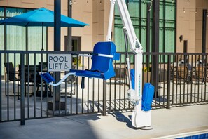 Outdoor pool, open 8:00 AM to 10:00 PM, pool umbrellas, pool loungers - Staybridge Suites Auburn University Area by IHG (Auburn)