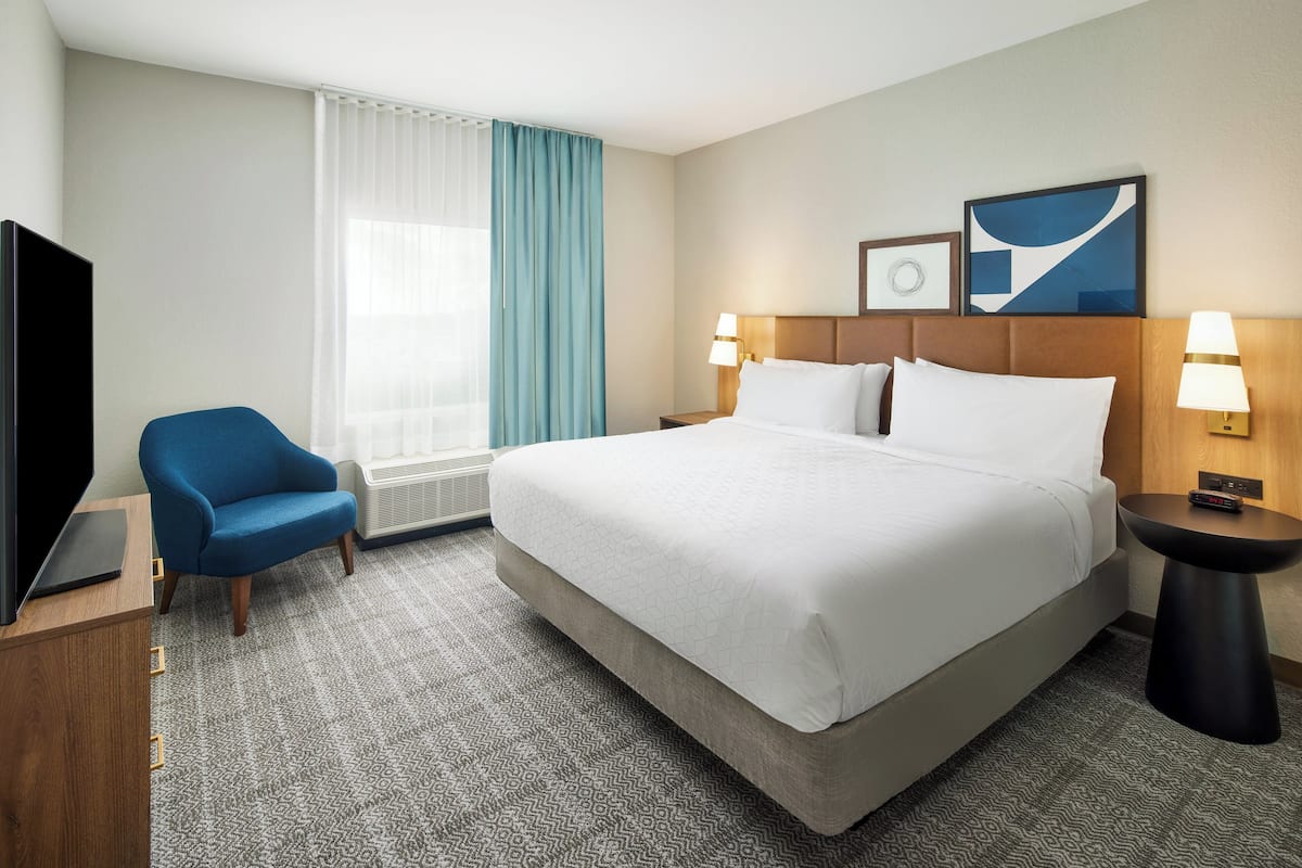 Premium bedding, in-room safe, desk, laptop workspace