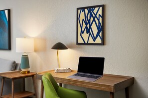 Premium bedding, in-room safe, desk, laptop workspace - Staybridge Suites Auburn University Area by IHG (Auburn)