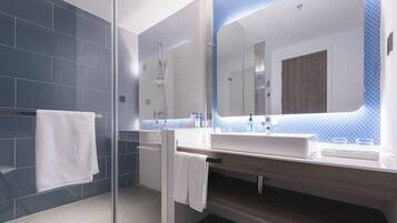 Artículos de higiene personal gratuitos, secador de pelo y toallas