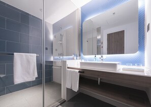 Artículos de tocador gratuitos, secador de pelo, toallas, jabón